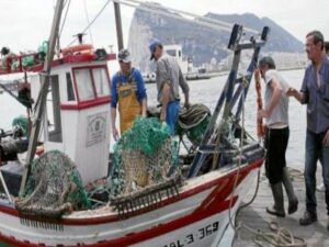 Pescadores de La Línea se manifiestan por el cierre de los caladeros debido a toxinas