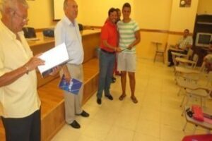 Rodríguez Ros entrega sus títulos a los nuevos monitores de fútbol base