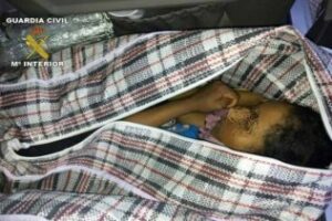Intenta acceder a España oculta en el interior de una bolsa en un coche
