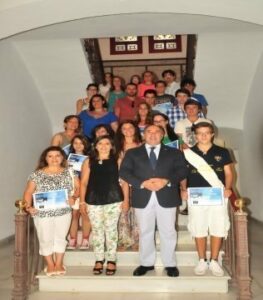 El alcalde entrega los diplomas a los participantes en los cursos de cine