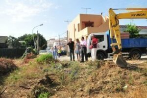 Landaluce visitó las obras de saneamiento de la calle Cóleo, que hoy han comenzado
