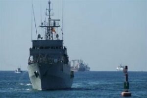 El patrullero 'Centinela' de la Armada sólo hará maniobras "algunas horas" con buques británicos