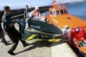 La desesperación hace cruzar el Estrecho en barcas hinchables