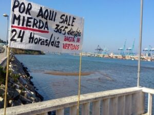 Vertidos de Aguas Residuales en la antigua playa de Los Ladrillos 365 días 24 horas