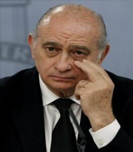 Interior ordena impedir el paso de camiones con arena para la construcción de un espigón en el Peñón