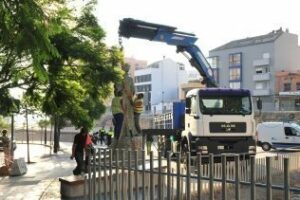 Trasladan la estatua de Almanzor para su restauración