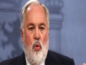 IU acusa a Cañete de "tener una participación directa en el bunkering"