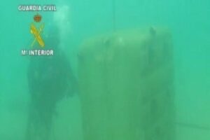 Buzos de la Guardia Civil inspeccionan los bloques de hormigón lanzados al mar por Gibraltar
