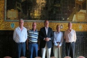 El alcalde recibe a descendientes de Santacana que proyectan un encuentro en esta ciudad