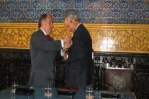 El alcalde de Algeciras impone la insignia de la ciudad al director general de la Guardia Civil