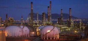 Hacienda define como "cinismo" e "hipocresía" que España surta de petróleo sin IVA a Gibraltar para el bunkering