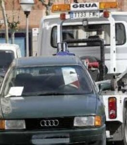 Retirados y multados automóviles de los aparcamientos de las grandes superficies coincidiendo con cortes a Acerinox