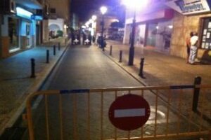 Corte de tráfico en la calle Sevilla y entre las calles San Antonio y Rocha