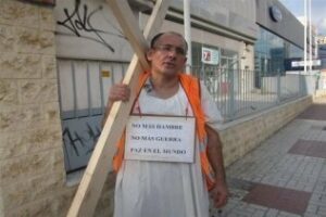 LLega a Gibraltar con una cruz y tras cuatro días de camino "para rezar"