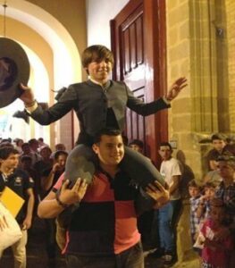 Los alumnos de la EMTA Corruco" y Diego Luque salen a hombros de sus respectivos festejos