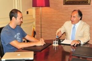 El alcalde recibe a Curro Sánchez, hijo de Paco de Lucía, que rueda un documental sobre su padre