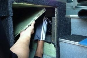 Tres detenidos por esconder tabaco y un inmigrante en un bus