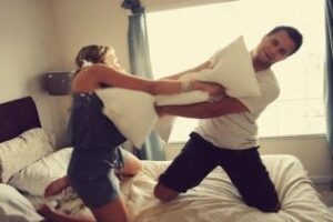 El sexo entre amigos fortalece la relación de amistad y no produce daño emocional