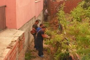 Vecinos voluntarios pagan y límpian con máquinas un colector ante el silencio municipal
