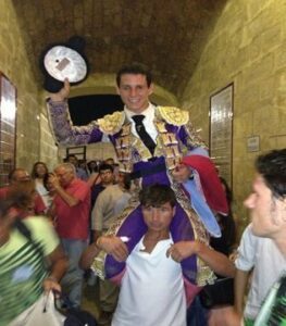 El alumno de la EMTA Jiménez López sale a hombros de la plaza de toros de Osuna