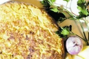 Absurdas: Disparan al dueño de un restaurante por no ponerle cebolla a la tortilla