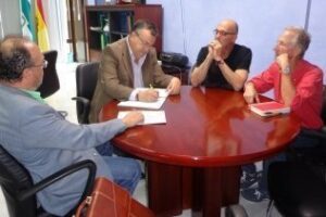 La asociación de artes escénicas Escenopan presenta al Subdelegado de la Junta su comedia musical Diluvium