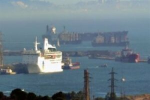 Ecologistas alertan del "riesgo" que corren los cruceros atracados junto al submarino nuclear 'Talent