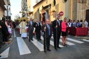 Una representación del equipo de Gobierno acompaña a la Virgen de Europa en su salida procesional