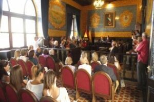 Casi un centenar de integrantes de la familia Bianchi y Santacana visitan el Salón de Plenos