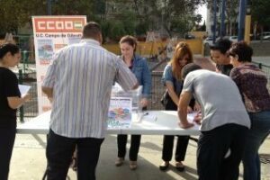 IU en el mercadillo por la educación