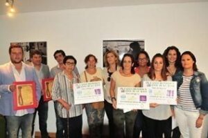 Tres entidades benéficas reciben lo recaudado con el concurso "La caca de la vaca"