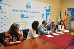 Colaboración entre Ayto y Caixa facilitará material escolar a niños de familias con especiales necesidades