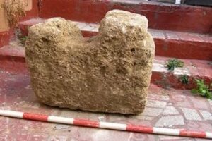 El sillar descubierto en San Isidro será retirado mañana y trasladado al Museo Municipal para su estudio