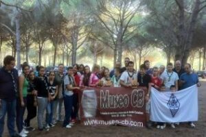 Scouts de varios países hablan entre si utilizando la radioafición