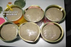 Intervenidas 24 latas de conservas con hachís en el interior