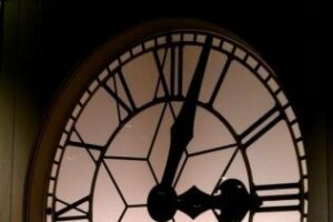 ¡Recuerda!, los relojes esta madrugada se atrasan una hora y a las tres serán las dos