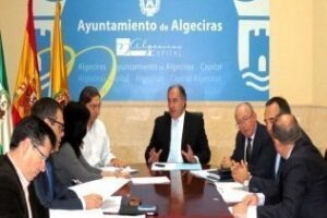 Preguntas incómodas ¿Una foto más para la galería o la solución del centro?