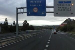 Fuerte colisión en cadena entre tres turismos y un camión sobre la A-7 no deja ningún herido