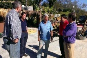 El PA visita a los colaboradores y a Pepe Clavijo durante el montaje dle Belen Viviente de Pelayo