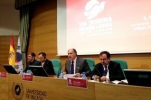 El alcalde defiende las relaciones puerto ciudad en la VIII Tribuna España Corea que se celebra en Málaga