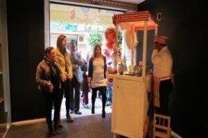 El Ayto reitera su apoyo a Apadis en la inauguración de su tradicional rastrillo navideño