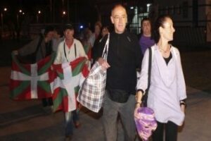 Interior excarcela con nocturnidad a los etarras para evitar la imagen del 'pasillo de la vergüenza'