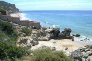 Un hombre es rescatado y otros dos son atendidos por hipotermia al encallar un barco en Caños de Meca