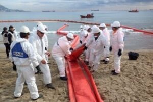 Simulacro de lucha contra la contaminación en la playa de Getares
