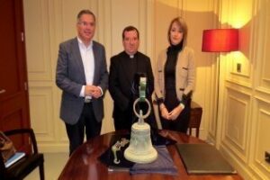Ayuntamiento y Obispado firman la cesión al Museo de la campana de bronce de "La Caridad"