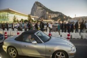 Colectivos sociales trasladan a la misión europea sus quejas sobre las colas en la frontera