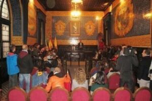 Alumnos franceses de intercambio conocen la ciudad y visitan el Salón de Plenos