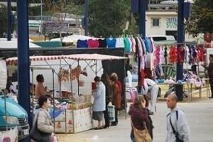 El mercadillo montará hoy y mañana en el Parque Feria