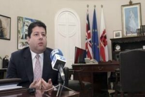 Ministro Principal recibe con gratitud la explicación de la Baronesa Judith Jolly