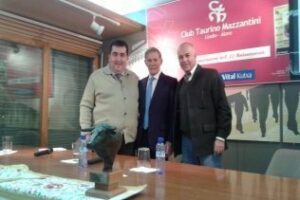 Ruiz Miguel cuenta su trayectoria taurina